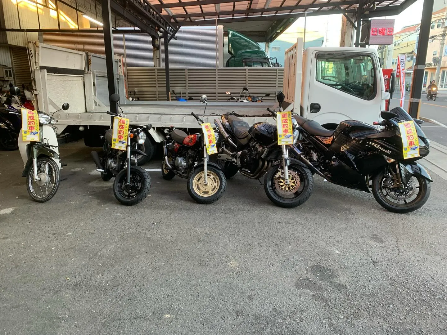 今日は素晴らしい日ですね!お待ちかねの店頭納車がありました。