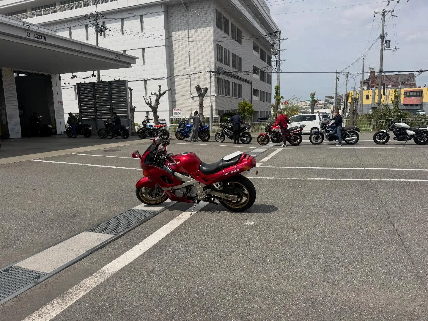 今日はカワサキのZZR400の車検を昼1番に行いました!🔧🌞...